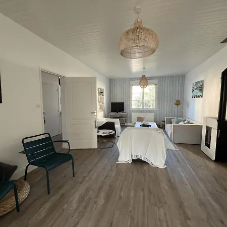 Maison Familiale Avec Piscine Chauffee, Proche Commerces Et - Fr-1-485-146 *